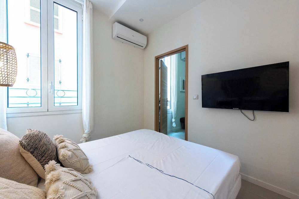 Modern Apartment -2bdr/6p - 300m From the Beach