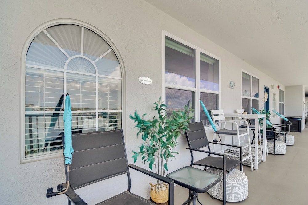 Walk to Clearwater Beach: Dockside Condo