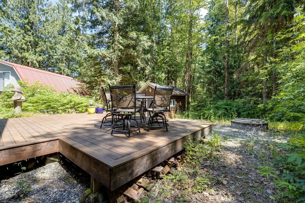 22MBR - Hot Tub - Wi-Fi - BBQ - Pets OK - Sleeps 8 view 2