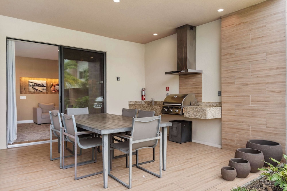 Minutes to Disney Chic Dream Villa With Stunning Patio and Resort Perks