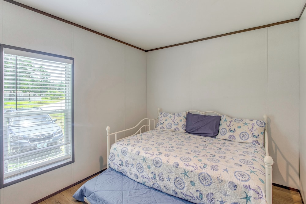 2 Mi to Ocean Isle Beach: Family Home w/ Deck!