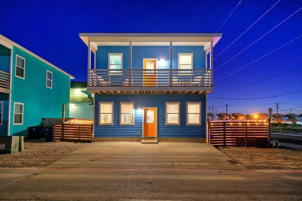 Sleeps 24, 2 Homes 2blocks to the Beach, Pool, Game Room, Patio w/ Outdoor Bar