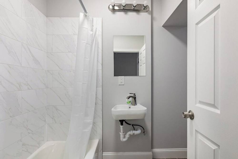 Chic & Cozy Philly Stay in City Center