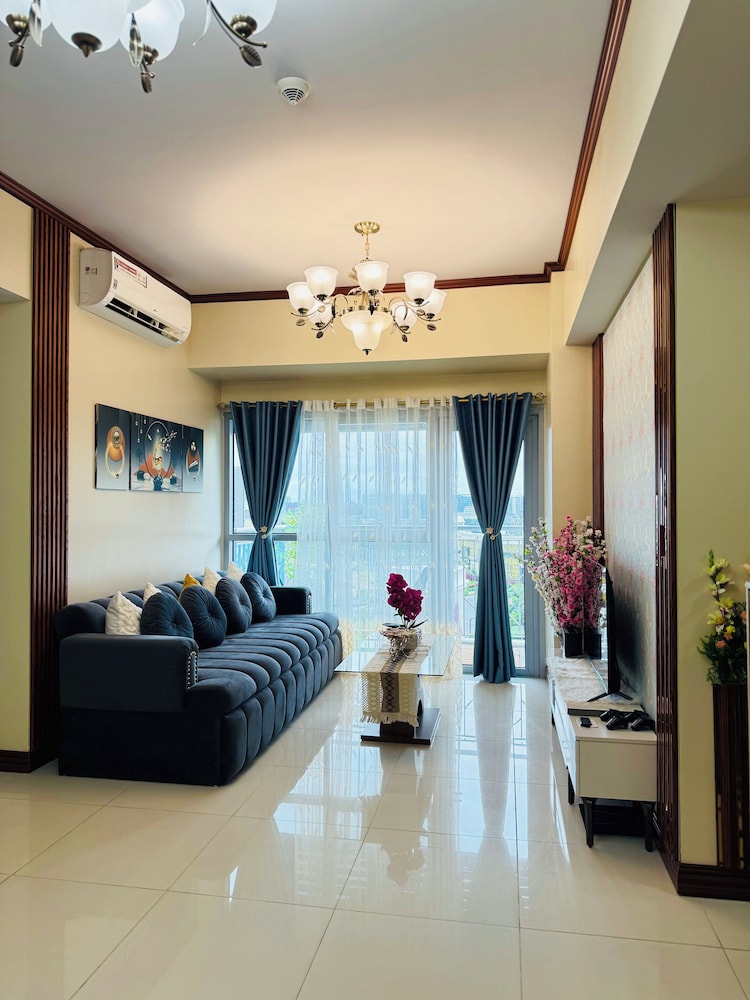 Luxury Staycation beside Okada