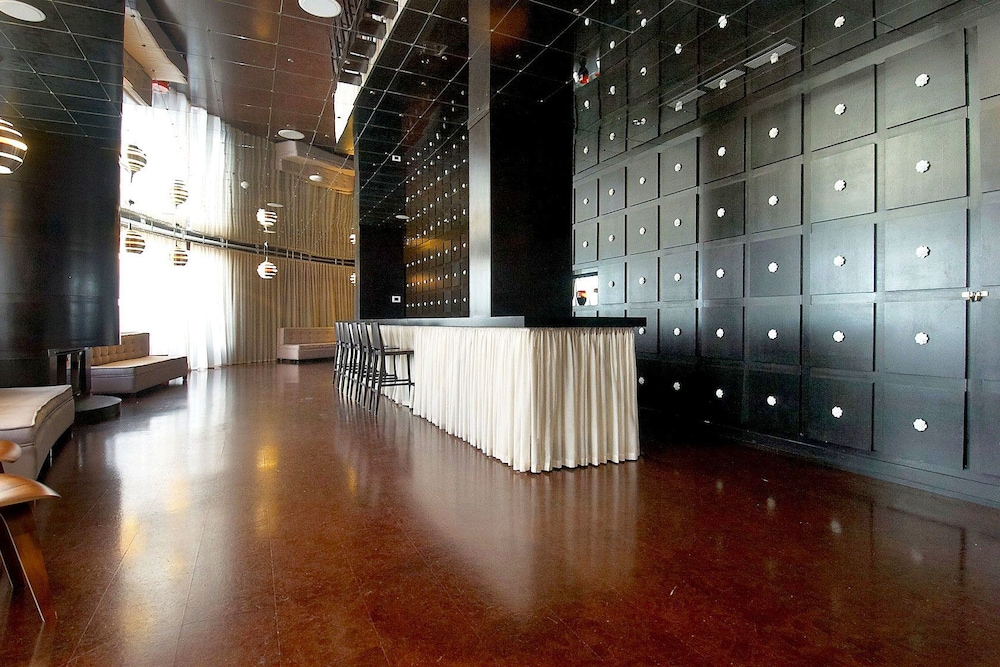 WhiteHall Suites- Yorkville - Image 2