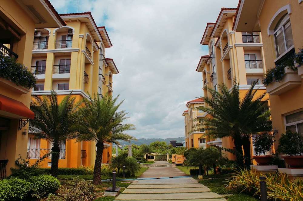 2 Bedroom at San Remo Oasis near SM Seaside