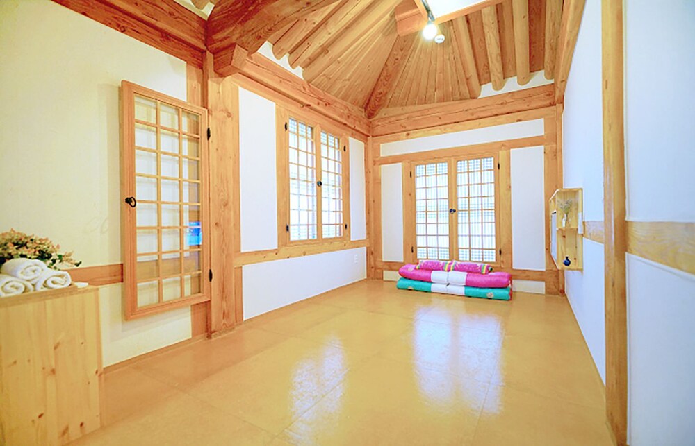 Lee Ga Hanok