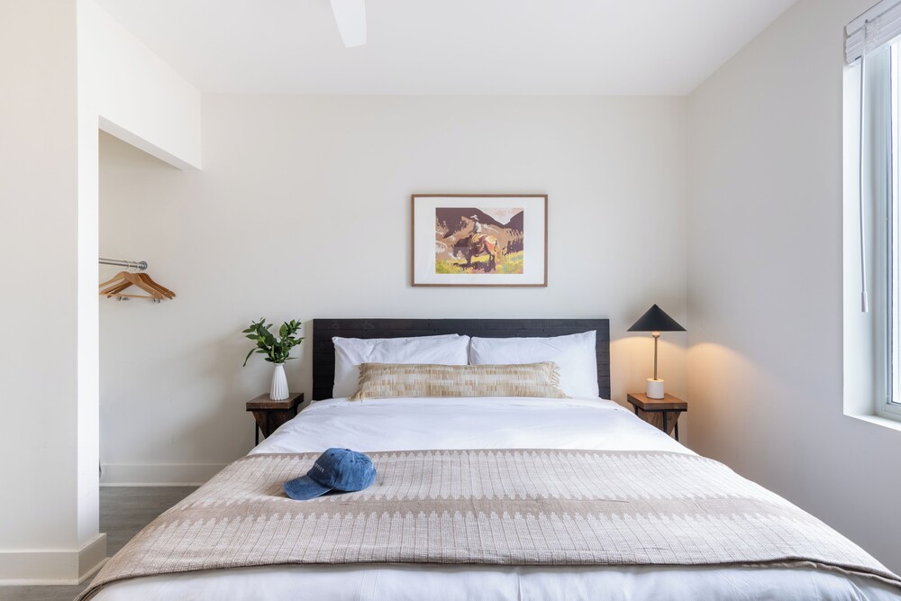 The Outrider by AvantStay Chic Stay Close to Broadway
