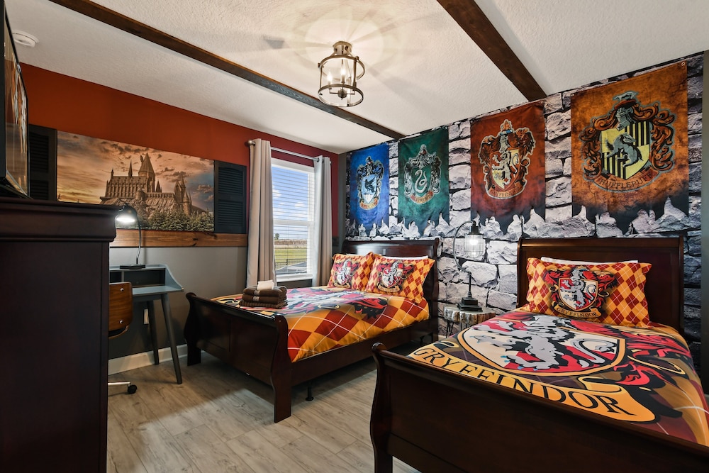 Striking Disney Themed10br Pool/spa/game Room view 3