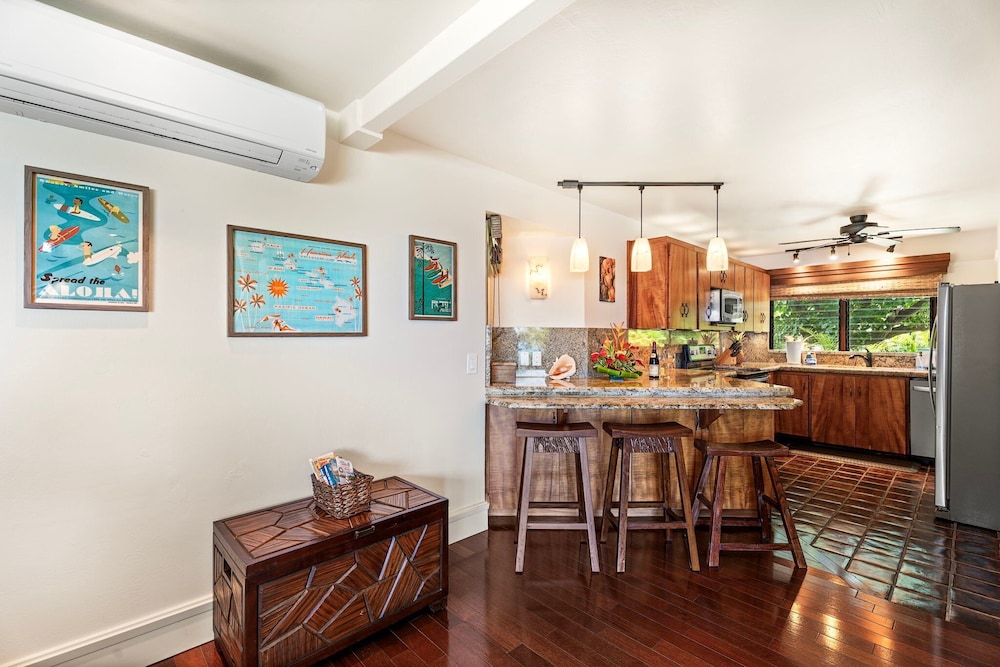 Beautiful Oceanfront - Air-conditioned - Sleeps 6 - Walk to Beach - Vrkcv