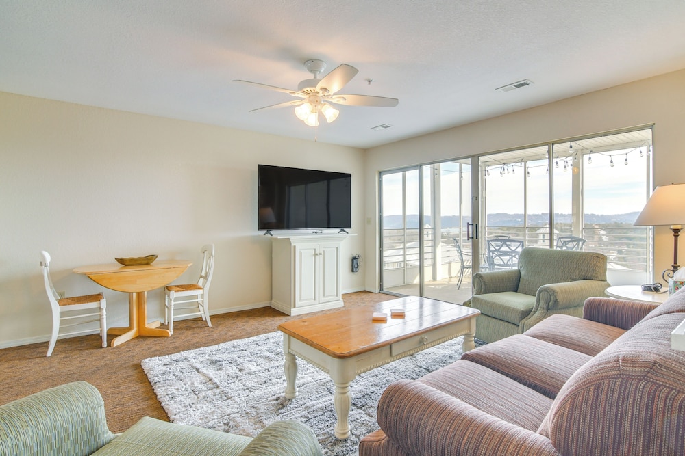 Resort Hot Tub Access! Table Rock Lake Condo