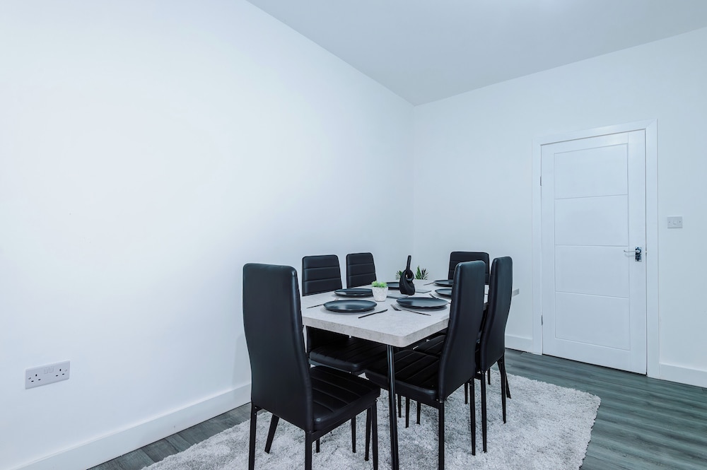 Cosy 2 bed house - 15 minutes from City
