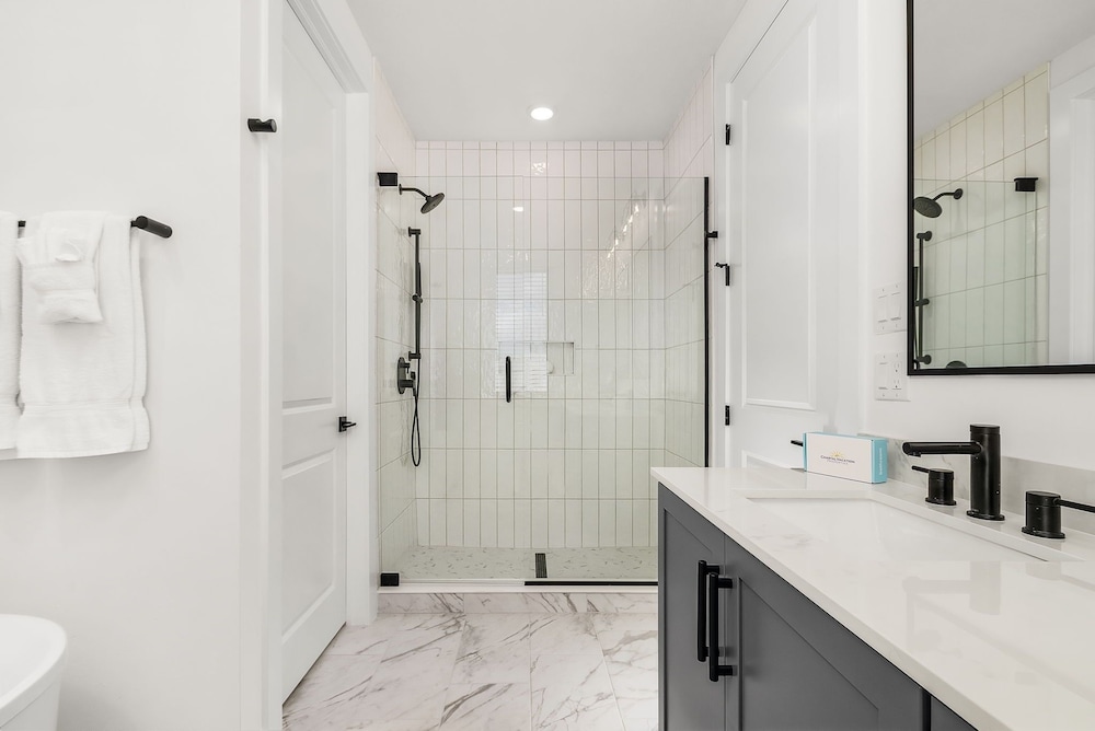 5350 Chasing Sunshine: 5bd/4.5ba Pool Home! 5 Bedroom Home