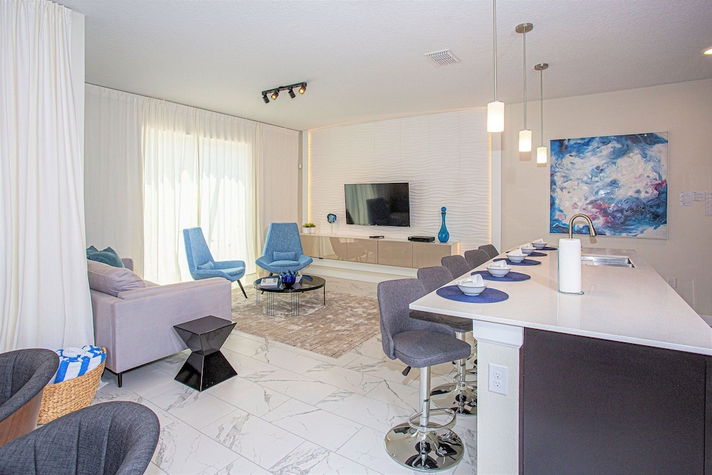 396 - 4bd/3ba Luxurious Homechampions Gate Resort