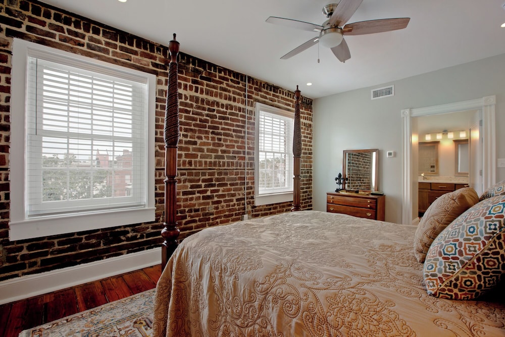 Newly Renovated 4 bed 3 bath & 2 Parking