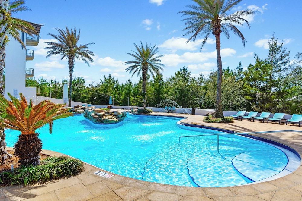 Back to the Beach by Avantstay with Pool Access
