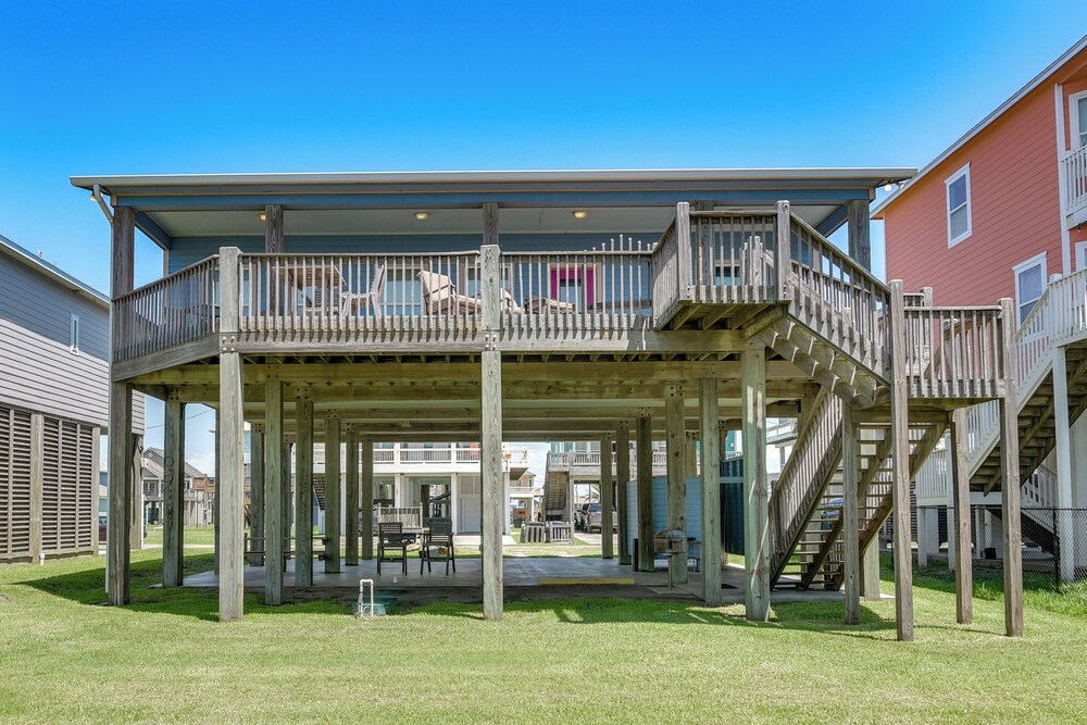 Crystal Beach Stilt House w/ Deck, Steps to Gulf!