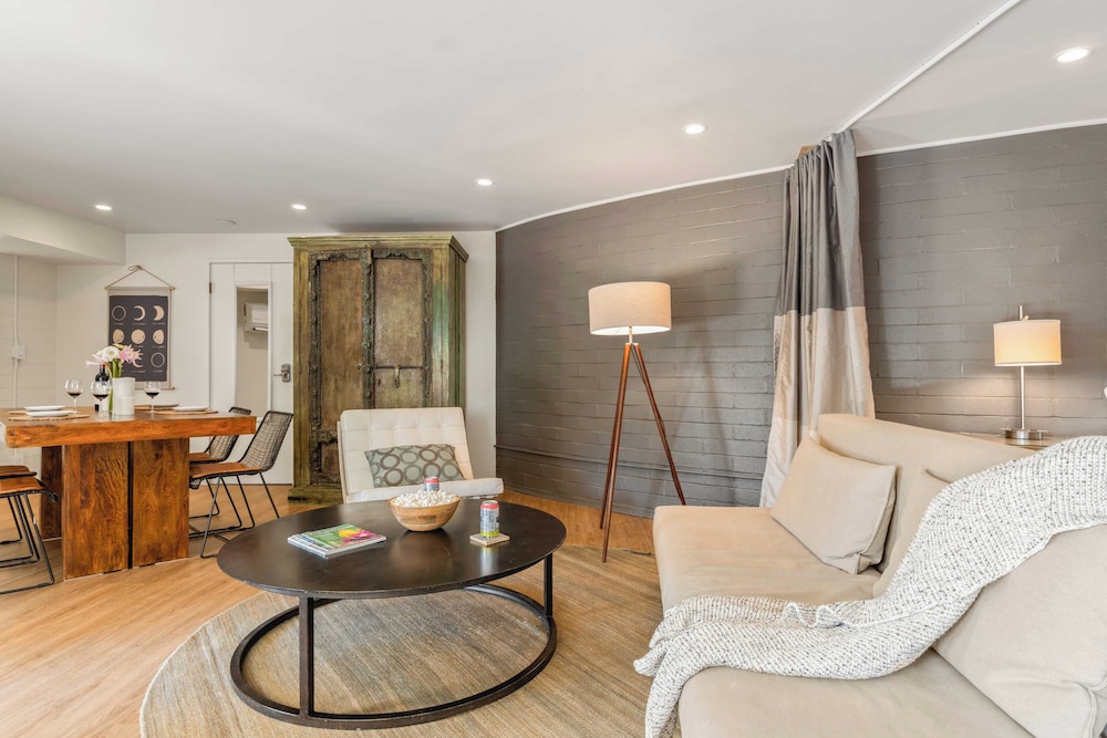 Sleeps 10, Luxe 2 Homes Malibu Hills Retreat Cielo Estate by Avantstay