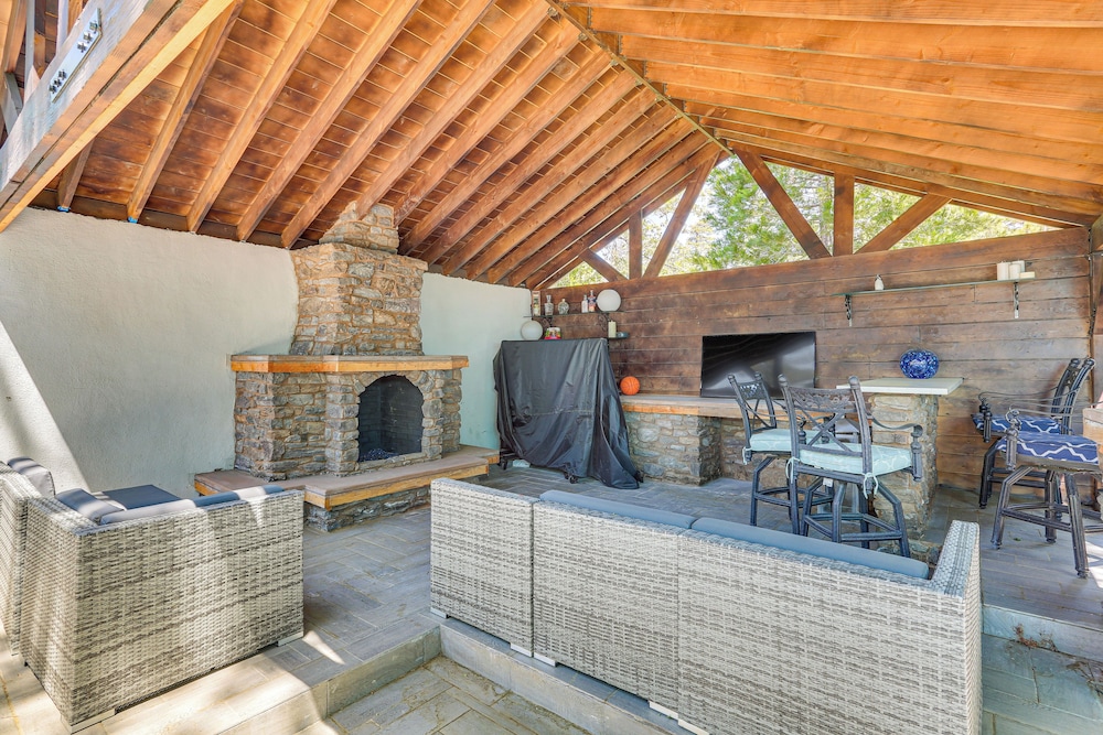 Lake Arrowhead Cabin w/ Hot Tub & Mountain Views!