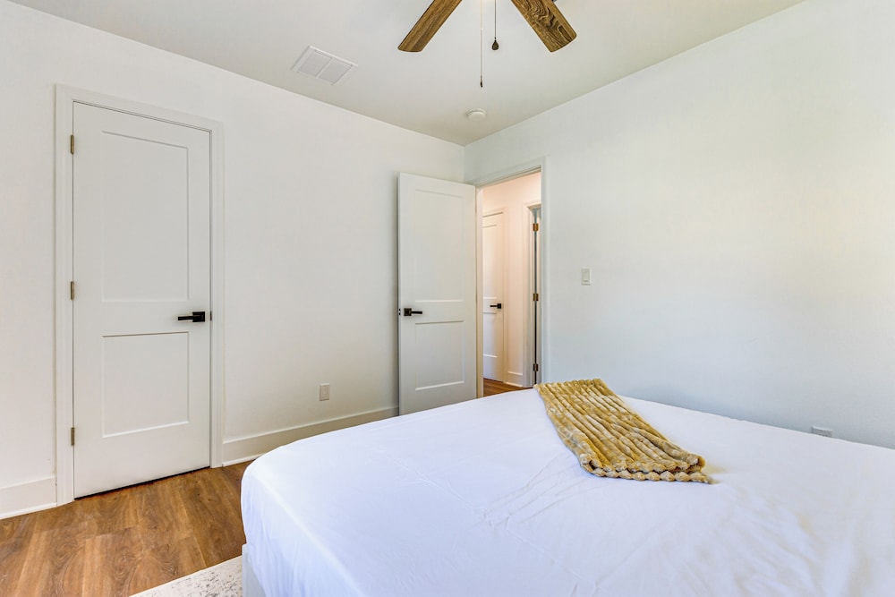 < 1 Mi to Downtown Pensacola: Quiet Home w/ Yard