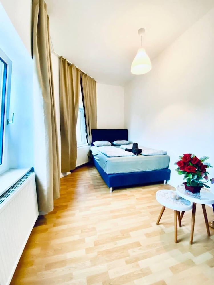 Spacious 4BR Apt Perfect for Groups