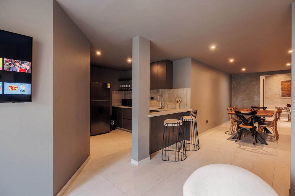 10th Street 3 Bedroom Jacuzzi & Billiard