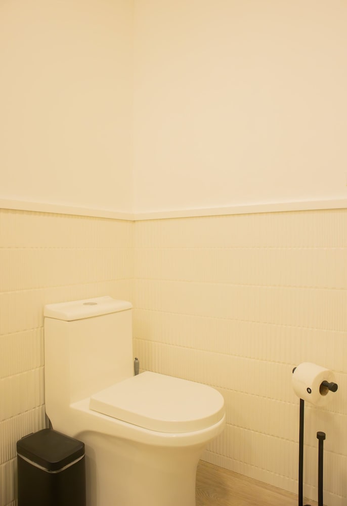 w Inviting 3BR w Balcony in Hip Miraflores