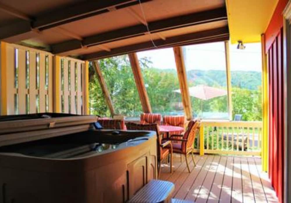3 Bed Blue Mountain Cottage with Hot Tub