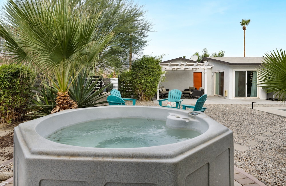 Holiday Pool Paradise