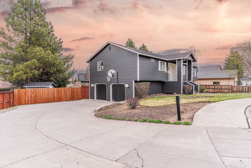 Hot Tub Pool Table Deck With Pilot Butte Views