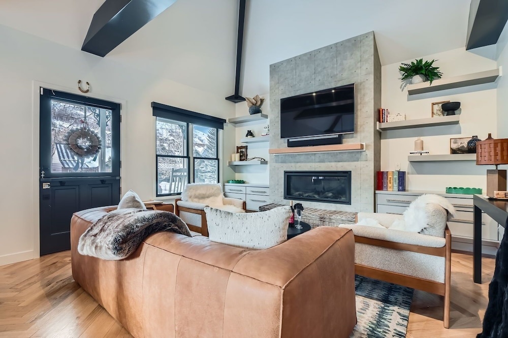 1102 Park Avenue Dream 4 Bedroom Home