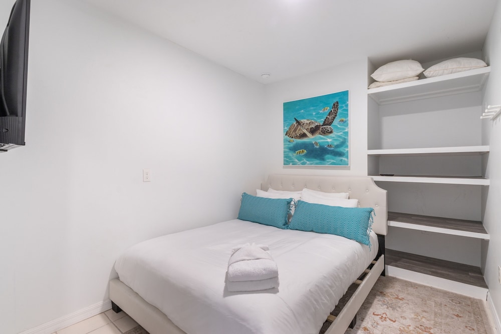 Destin Dolphin by Avantstay 2 Mins Walk To Beach w Pool Large Outdoor Entertaining Area