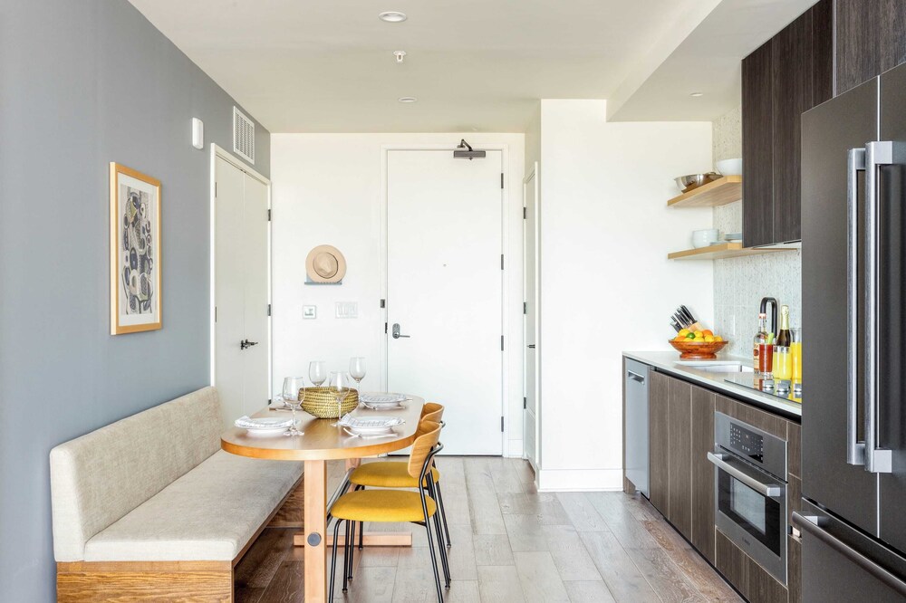 Sleeps 16 Brand New Austin High Rise w/ Rooftop Pool, Gym, Yoga Studio & More!
