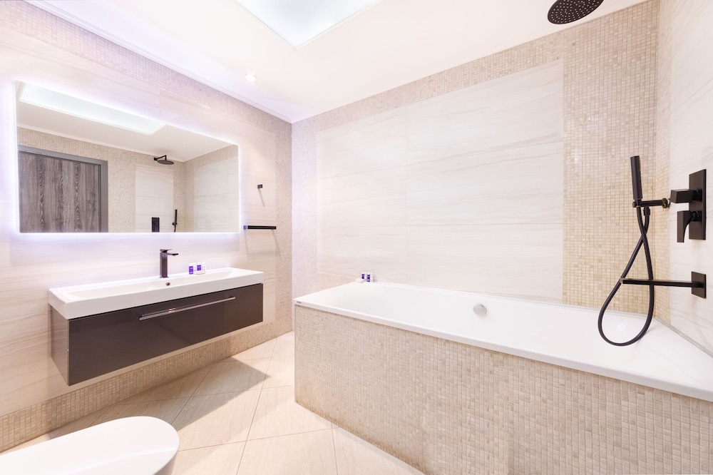 Maison Privee - Beach Access Apt w/ Burj & Sea Views on The Palm