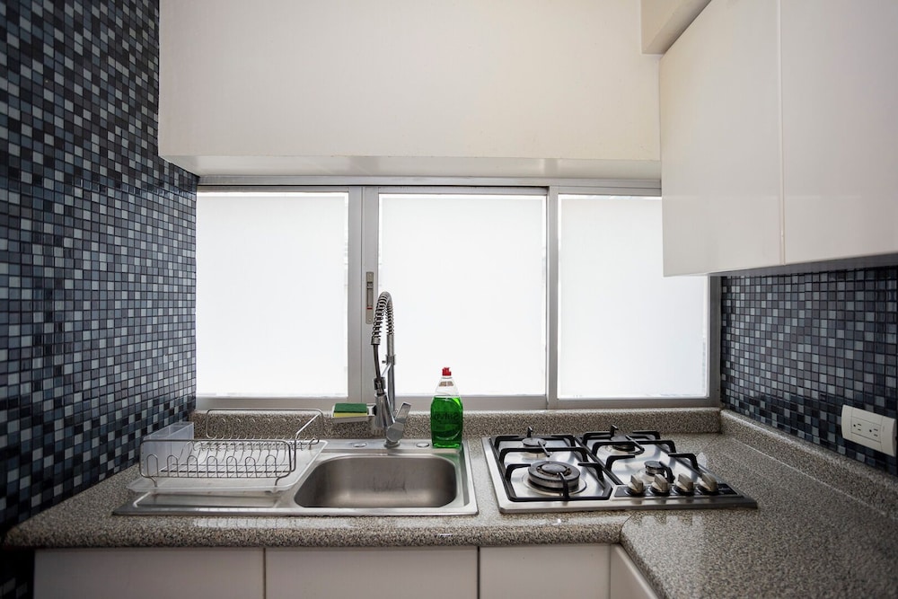 Chic Condo with Gym & Private Roof photo 2