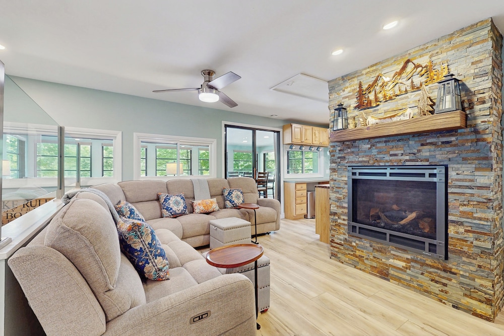 2 BR Lakefront House w/ Hot Tub in ADK Park
