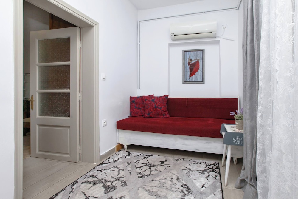 Relax in Elliniko Hidden Gem-vintage Bungalow With Garden and Hot Tub in an Iglo