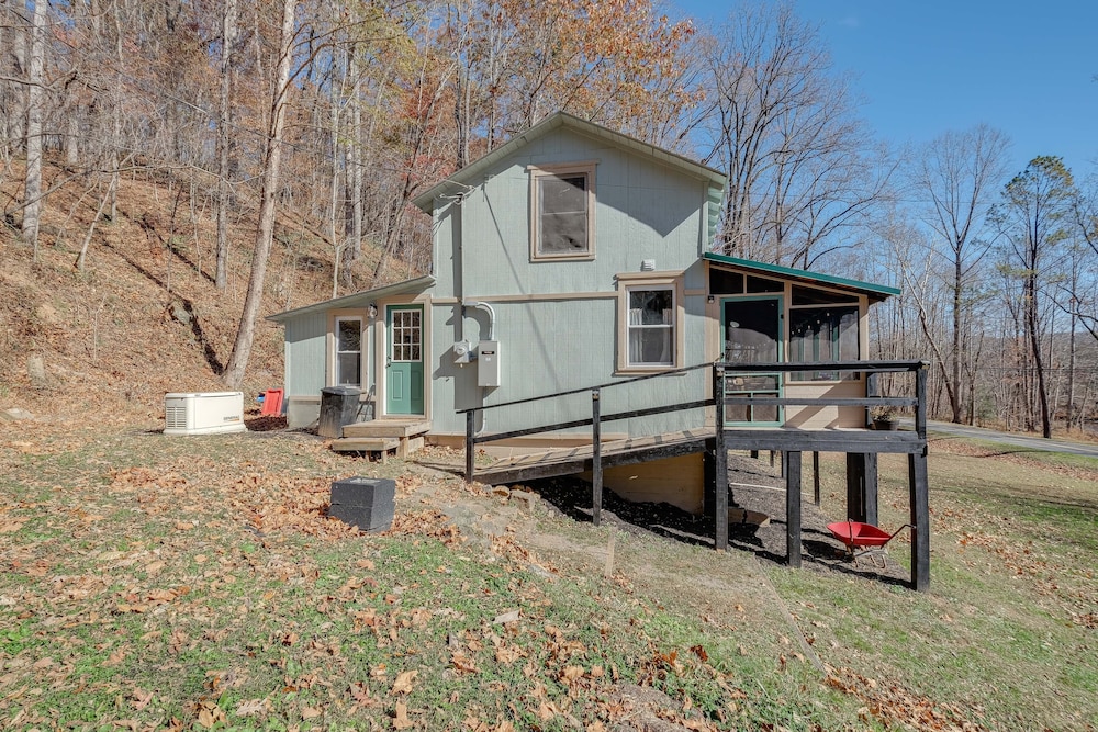 Cozy Eagle Rock Cottage on the Creek w/ Loft! view 3