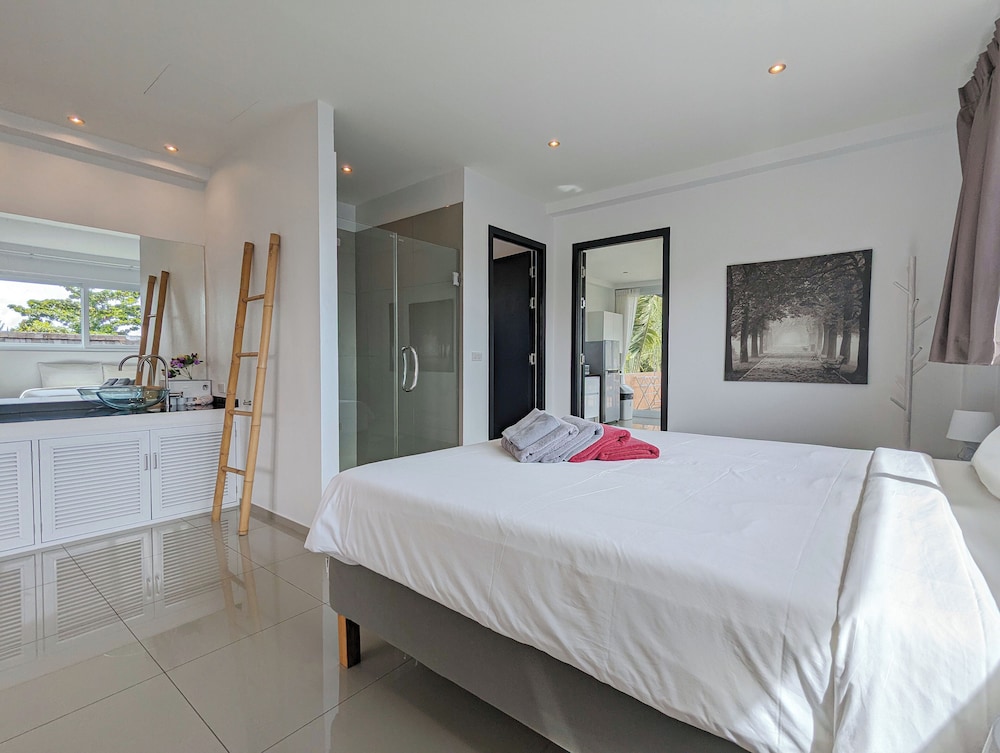 Poolside Apartments and Rooms