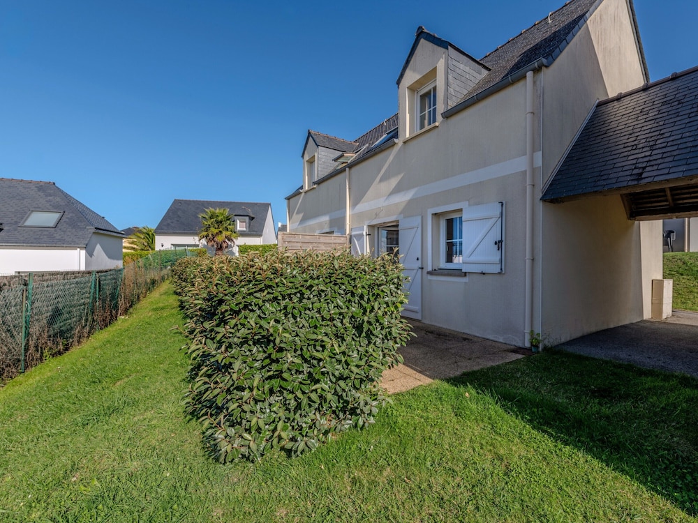Peaceful Coastal Stay With Access to Pool