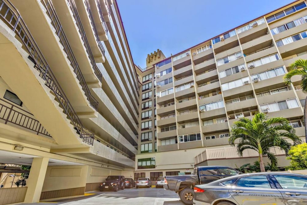 Picturesque Waikiki Hotel Room w Private Balcony