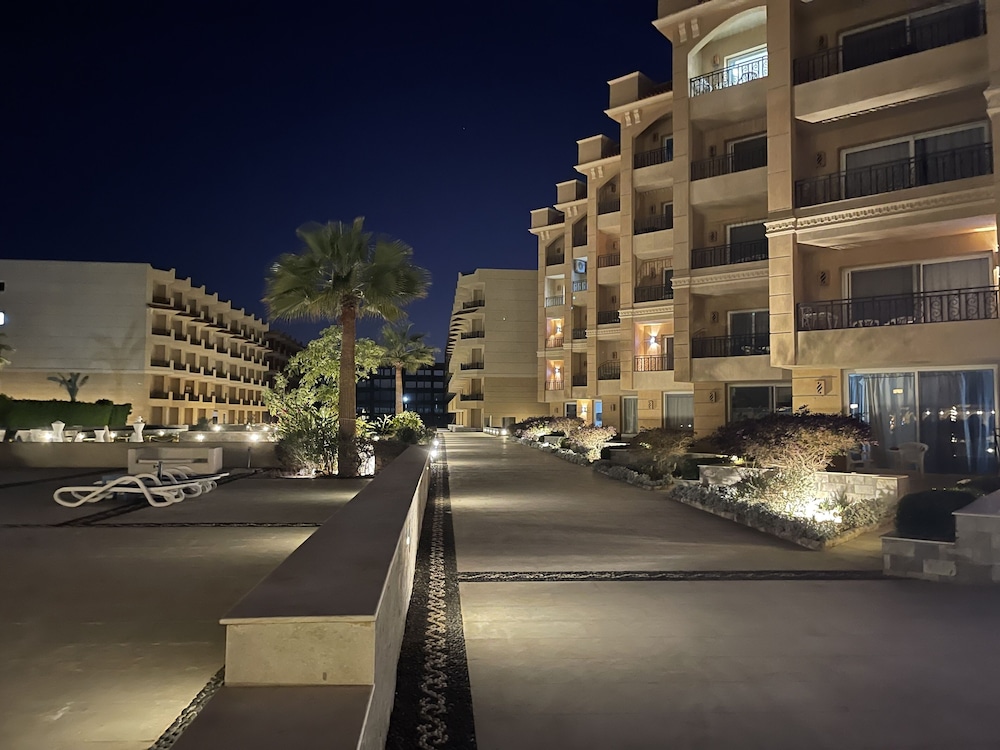 Beautiful 1-bed Apartment view 3