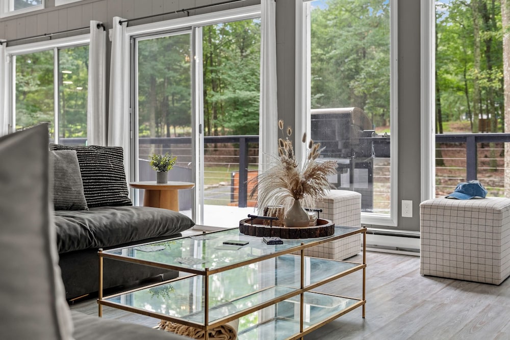 The Evergreen Escape by Avantstay Modern Cabin w Volleyball Court Hot Tub