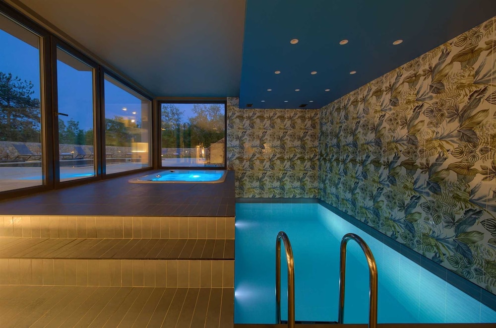 Villa Astrum With Heated Pool Jacuzzi and Sauna