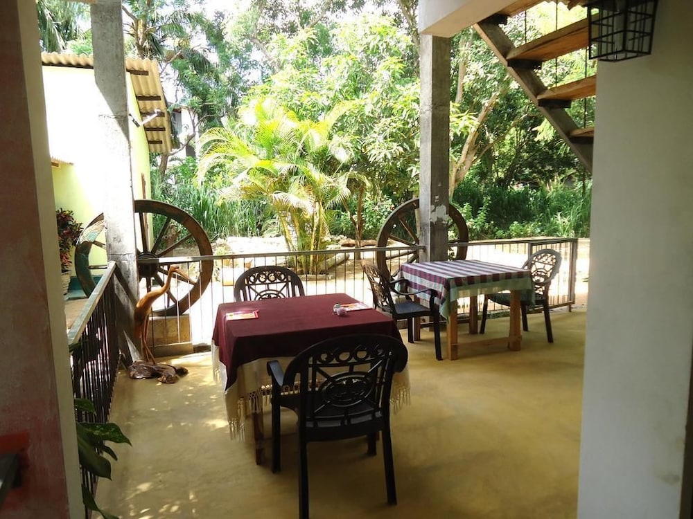 New Green Hut Inn & Restaurant view 2