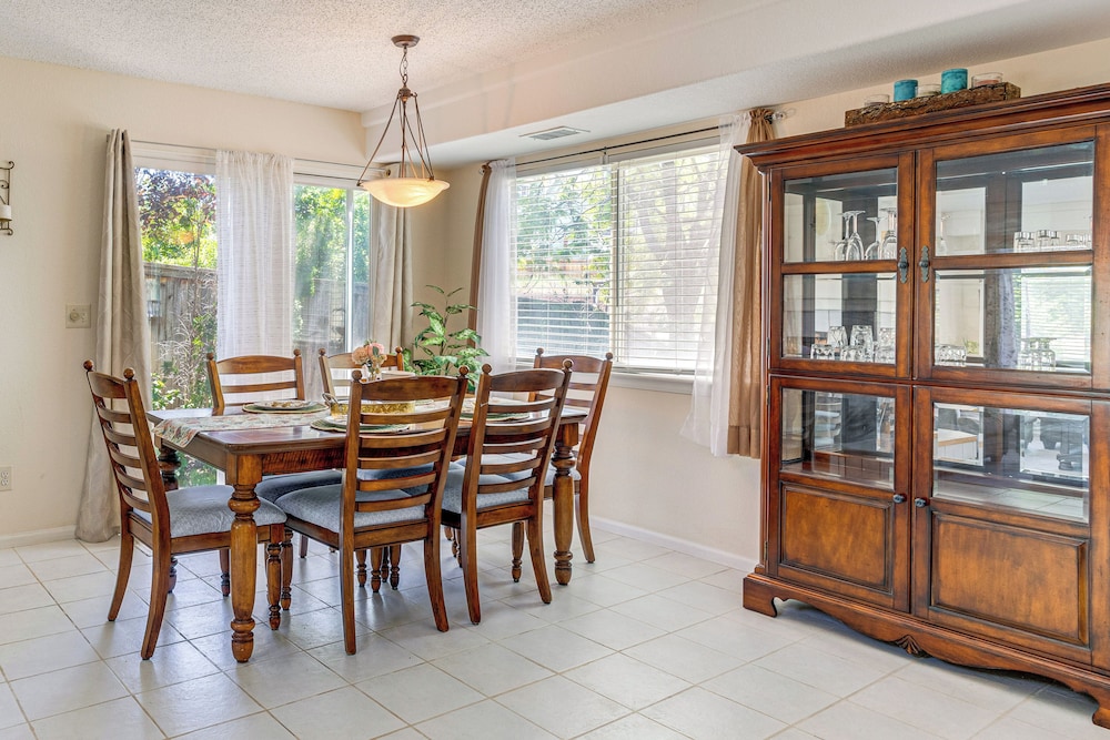 Pet-friendly Retreat w/ Fenced Yard in Denver
