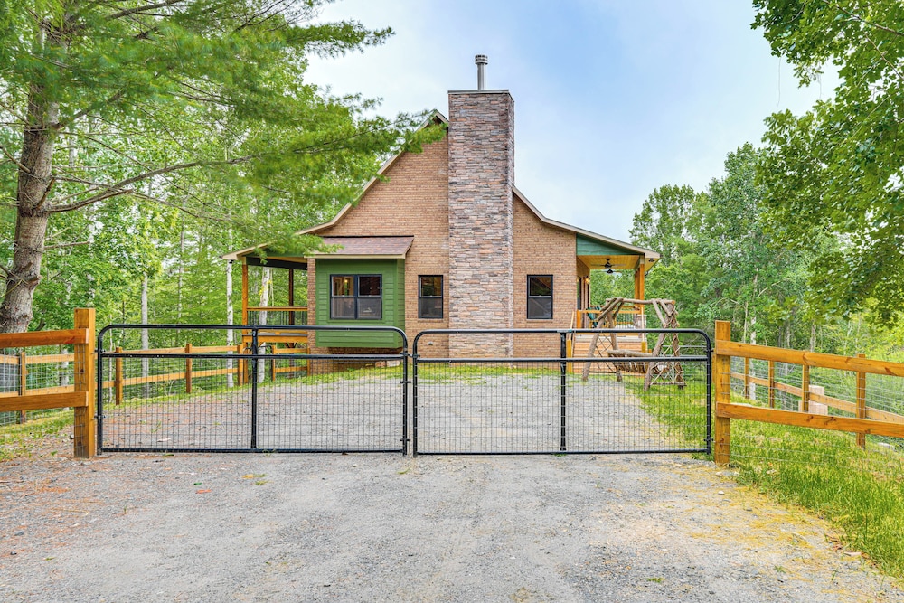 Long-range Views: Blue Ridge Mtn Cabin w/ 3 Decks