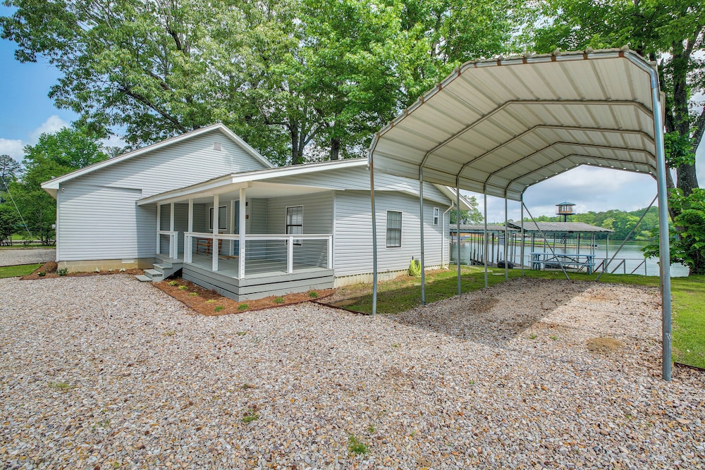 Waterfront Home on Lake Hamilton w/ Dock & 2 Decks view 3