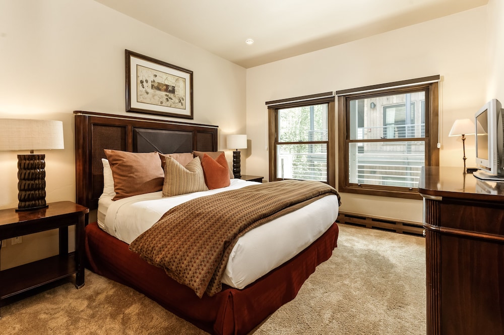 Durant Condominiums by Frias
