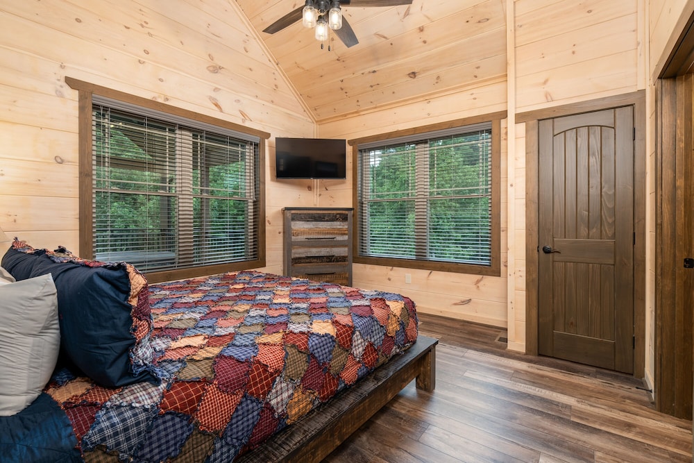 Brand NEW 2bed 2bath w Hot Tub view 2